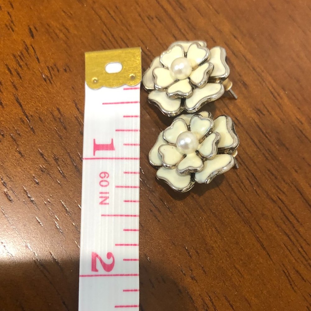 Vintage Silver Tone Cream Flower With Pearl Stud Earrings. - Picture 7 of 16